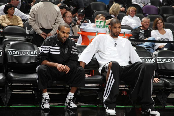 手向边路出 手向边路出